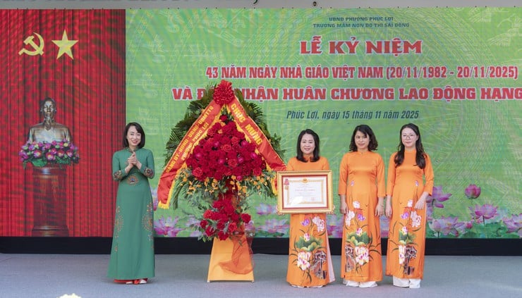سائی ڈونگ اربن کنڈرگارٹن کو 20 نومبر کے موقع پر تھرڈ کلاس لیبر میڈل ملا - تصویر 5۔ Trường Mầm non Đô thị Sài Đồng đón nhận Huân chương Lao động hạng Ba nhân dịp 20/11- Ảnh 5.