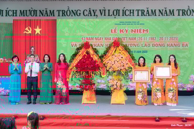 سائی ڈونگ اربن کنڈرگارٹن نے 20 نومبر کے موقع پر تھرڈ کلاس لیبر میڈل حاصل کیا - تصویر 6۔ Trường Mầm non Đô thị Sài Đồng đón nhận Huân chương Lao động hạng Ba nhân dịp 20/11- Ảnh 6.