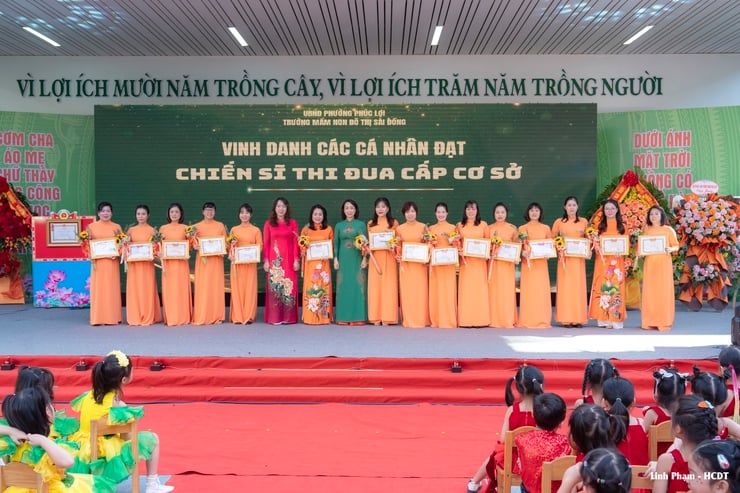 سائی ڈونگ اربن کنڈرگارٹن کو 20 نومبر کے موقع پر تھرڈ کلاس لیبر میڈل ملا - تصویر 7۔ Trường Mầm non Đô thị Sài Đồng đón nhận Huân chương Lao động hạng Ba nhân dịp 20/11- Ảnh 7.