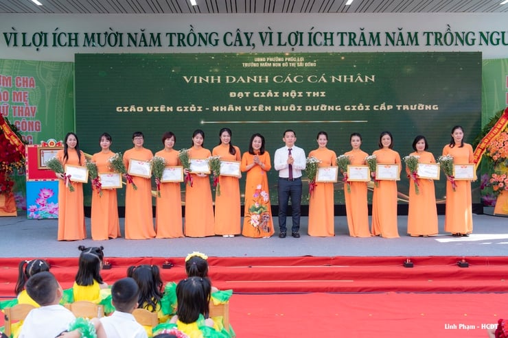 سائی ڈونگ اربن کنڈرگارٹن کو 20 نومبر کے موقع پر تھرڈ کلاس لیبر میڈل ملا - تصویر 8۔ Trường Mầm non Đô thị Sài Đồng đón nhận Huân chương Lao động hạng Ba nhân dịp 20/11- Ảnh 8.