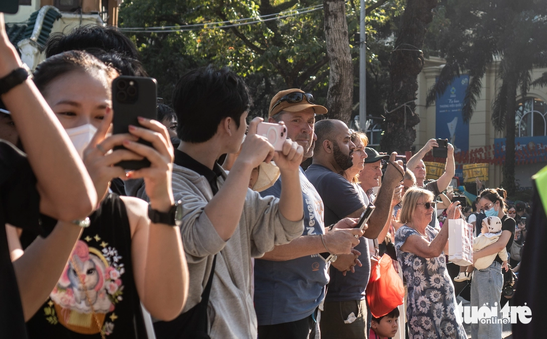 Utländska turister var förbluffade över paraden med ao dai och traditionella dräkter på gågatan vid Hoan Kiem-sjön - Foto 3. Du khách nước ngoài ngỡ ngàng trước màn diễu hành áo dài, cổ phục trên phố đi bộ hồ Gươm - Ảnh 3.