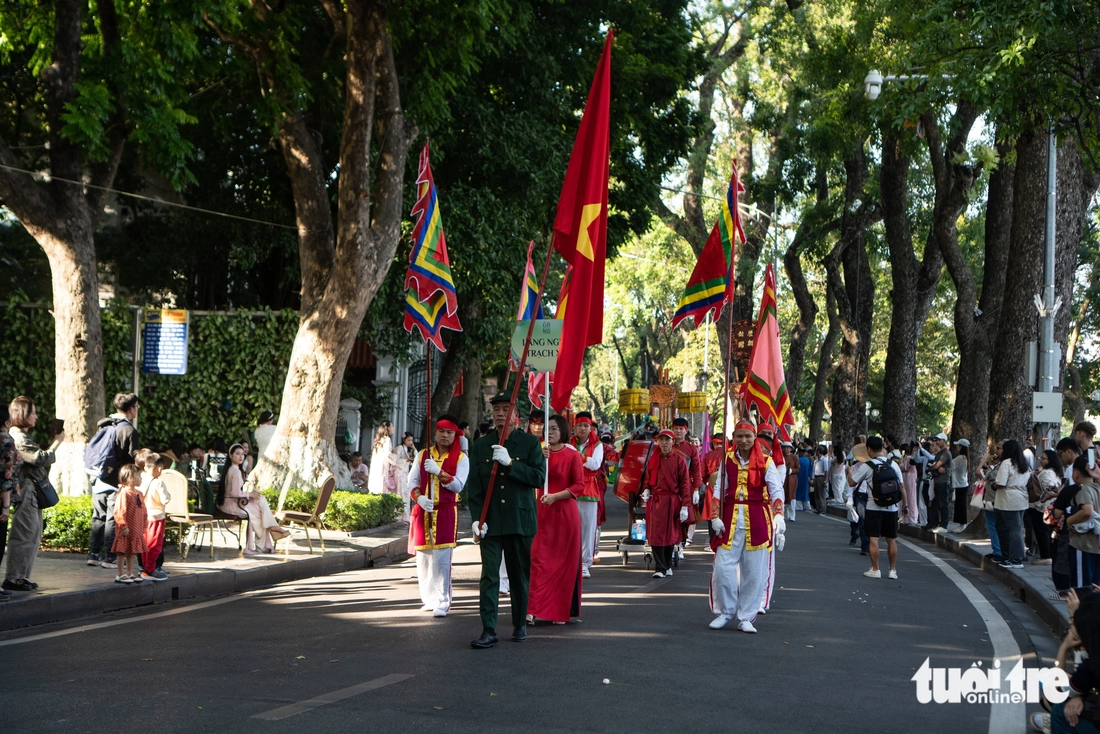 Utländska turister var förbluffade över paraden med ao dai och traditionella dräkter på gågatan vid Hoan Kiem-sjön - Foto 4. áo dài - Ảnh 4.