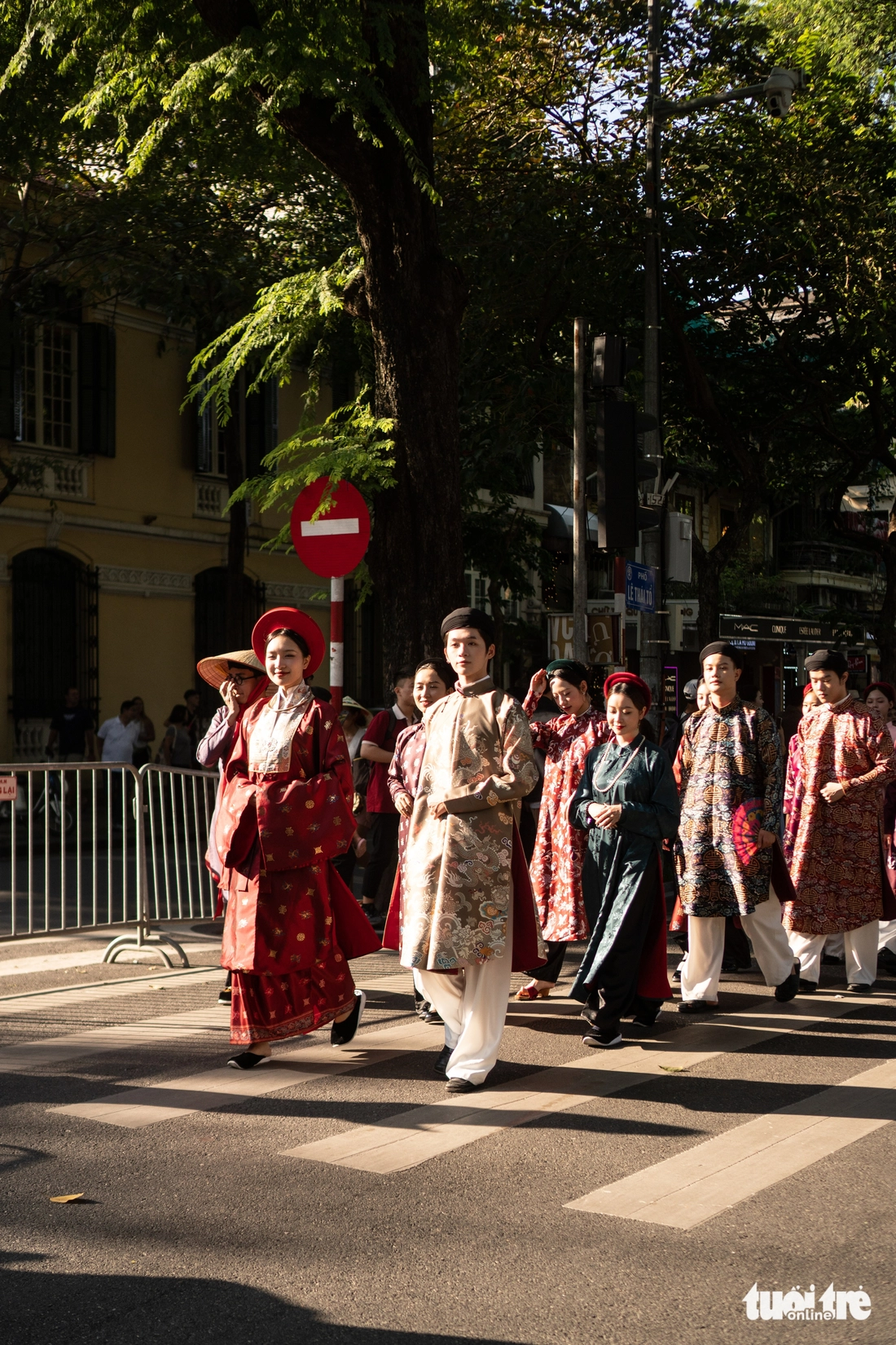 Utländska turister var förbluffade över paraden med ao dai och traditionella dräkter på gågatan vid Hoan Kiem-sjön - Foto 5. áo dài - Ảnh 5.