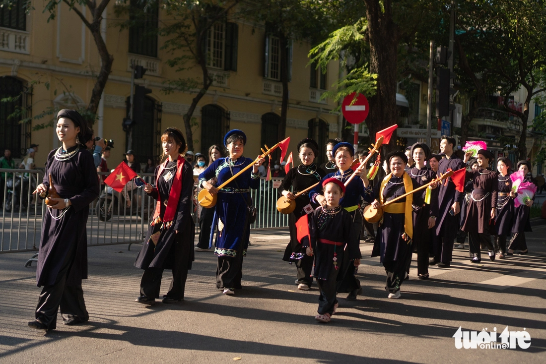 Utländska turister var förbluffade över paraden med ao dai och traditionella dräkter på gågatan vid Hoan Kiem-sjön - Foto 6. áo dài - Ảnh 6.