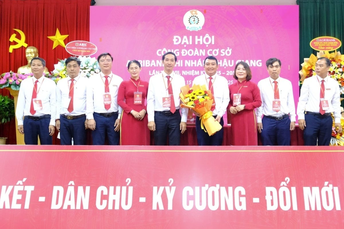 Herr Tran Quoc Tuan - partisekreterare, direktör för Agribank Hau Giang (mitten) överlämnade blommor och gratulerade Agribank Giangs fackförenings verkställande kommitté för mandatperioden 2025-2030. Foto: Thanh Tung. Ông Trần Quốc Tuấn - Bí thư Đảng ủy, Giám đốc Agribank Hậu Giang (ở giữa) tặng hoa và chúc mừng Ban Chấp hành Công đoàn cơ sở Agribank Giang nhiệm kỳ 2025-2030. Ảnh: Thanh Tùng.