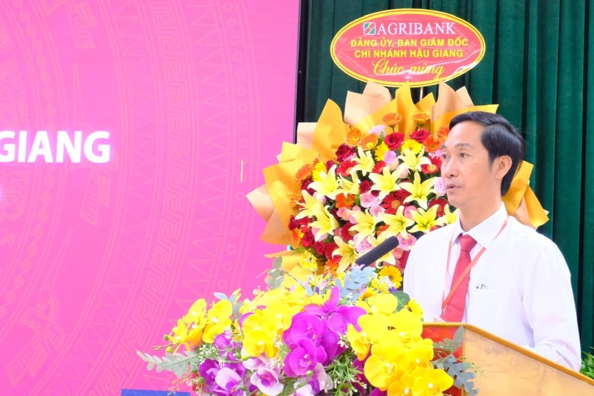 Herr Tran Quoc Tuan - partisekreterare, chef för Agribank Hau Giang gratulerade kongressen till framgången. Foto: Thanh Tung. Ông Trần Quốc Tuấn - Bí thư Đảng ủy, Giám đốc Agribank Hậu Giang chúc mừng thành công của Đại hội. Ảnh: Thanh Tùng.