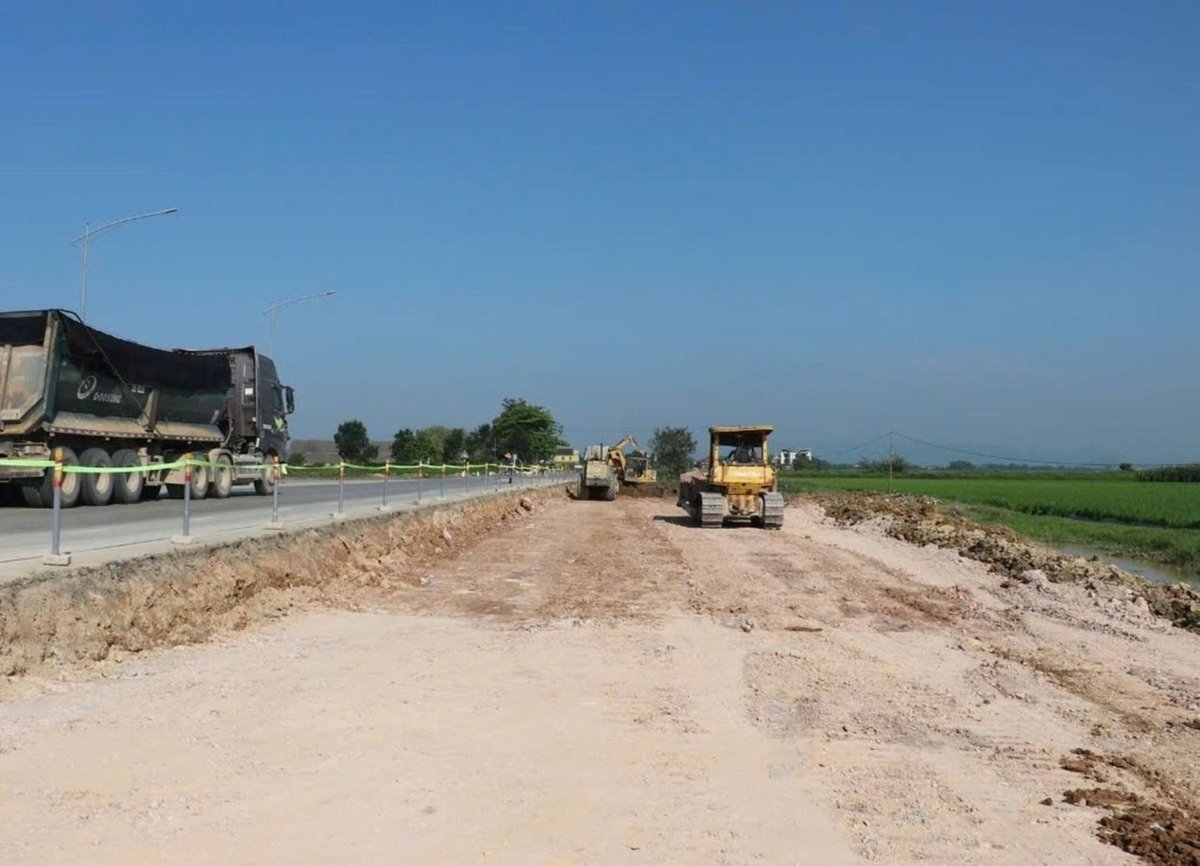 Dự án cải tạo, mở rộng quốc lộ 46 đoạn Vinh - Nam Đàn đang được tỉnh Nghệ An đốc thúc đẩy nhanh. Ảnh: Phạm Tuân.