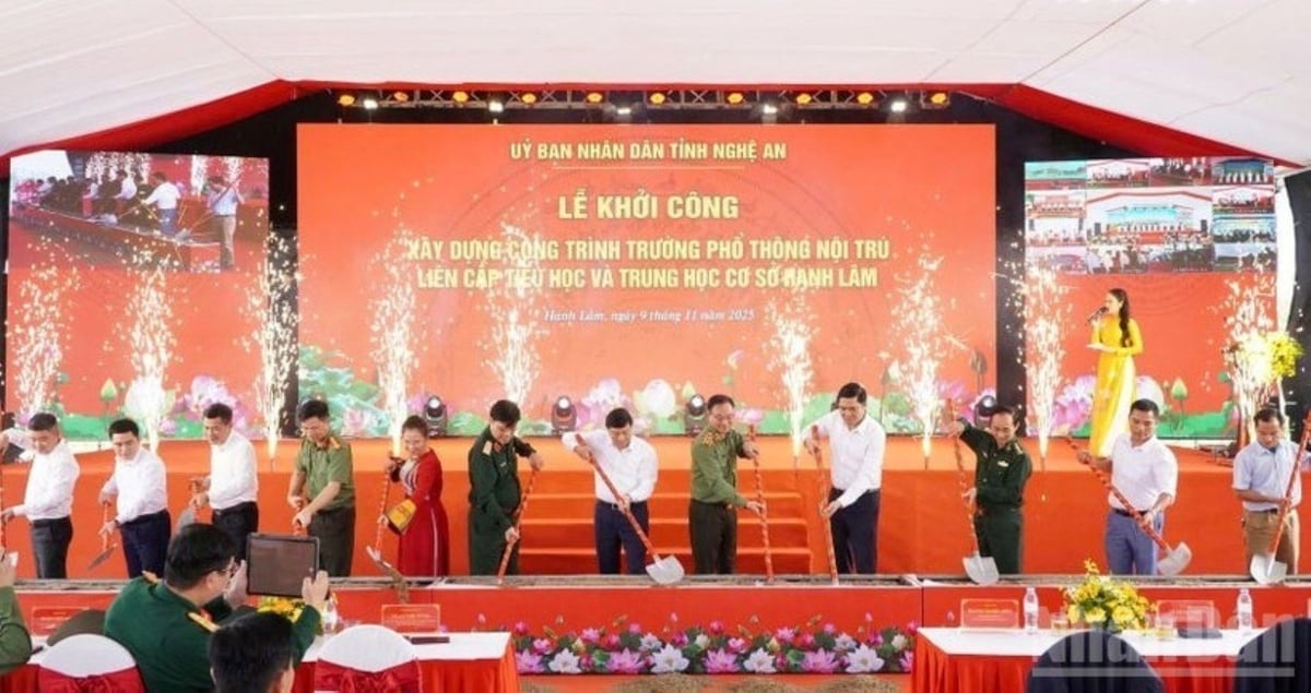 Lễ khởi công xây dựng các trường phổ thông liên cấp ở biên giới Nghệ An. Ảnh: Phạm Tuân.