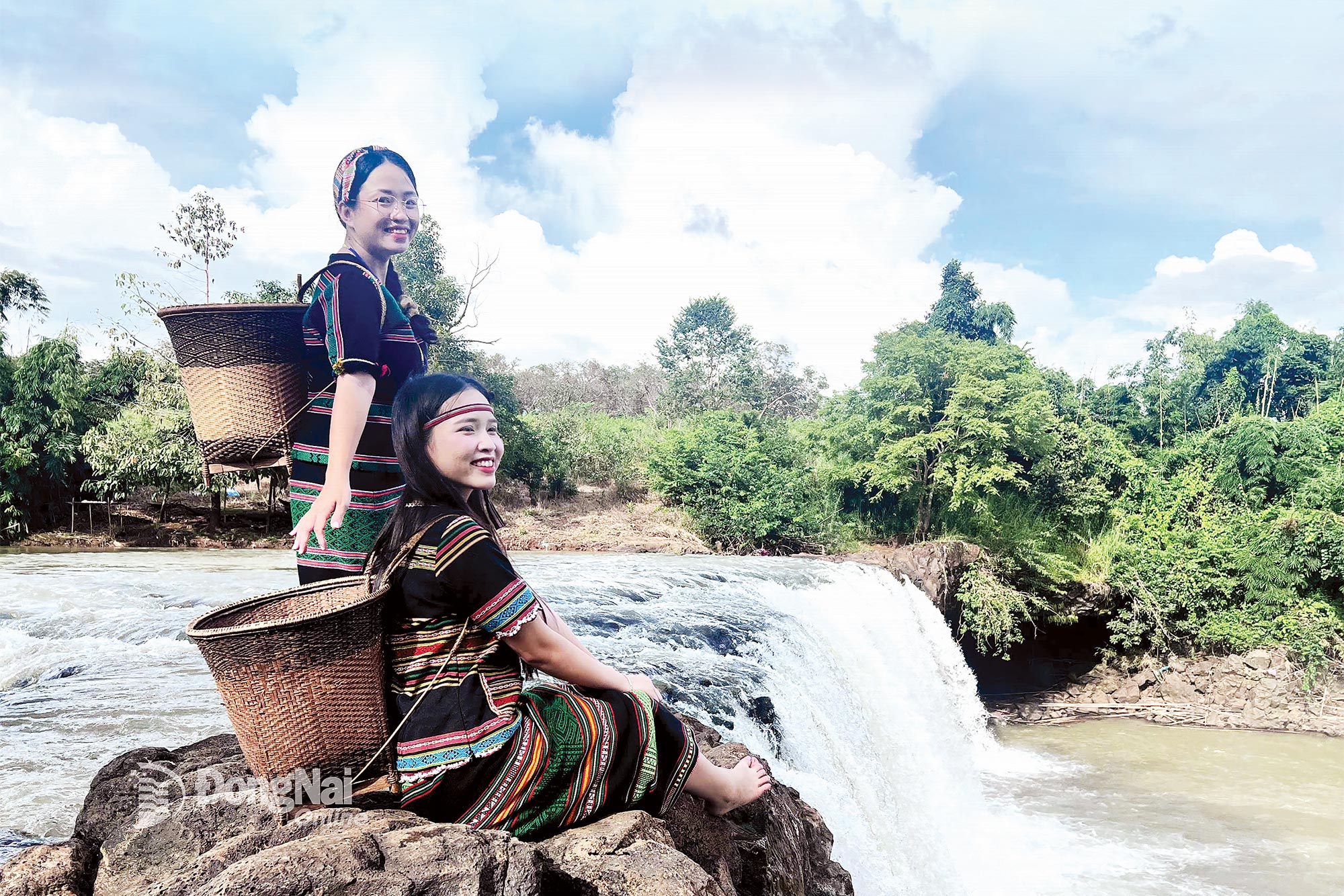 ទឹកធ្លាក់ Dak Mai (ឃុំ Bu Gia Map) គឺជាកន្លែងទាក់ទាញមួយសម្រាប់ភ្ញៀវទេសចរមកទស្សនា កោតសរសើរ និងស្វែងយល់ពីវប្បធម៌របស់ជនជាតិភាគតិចនៅទីនេះ។ រូបថត៖ TRUONG GIANG