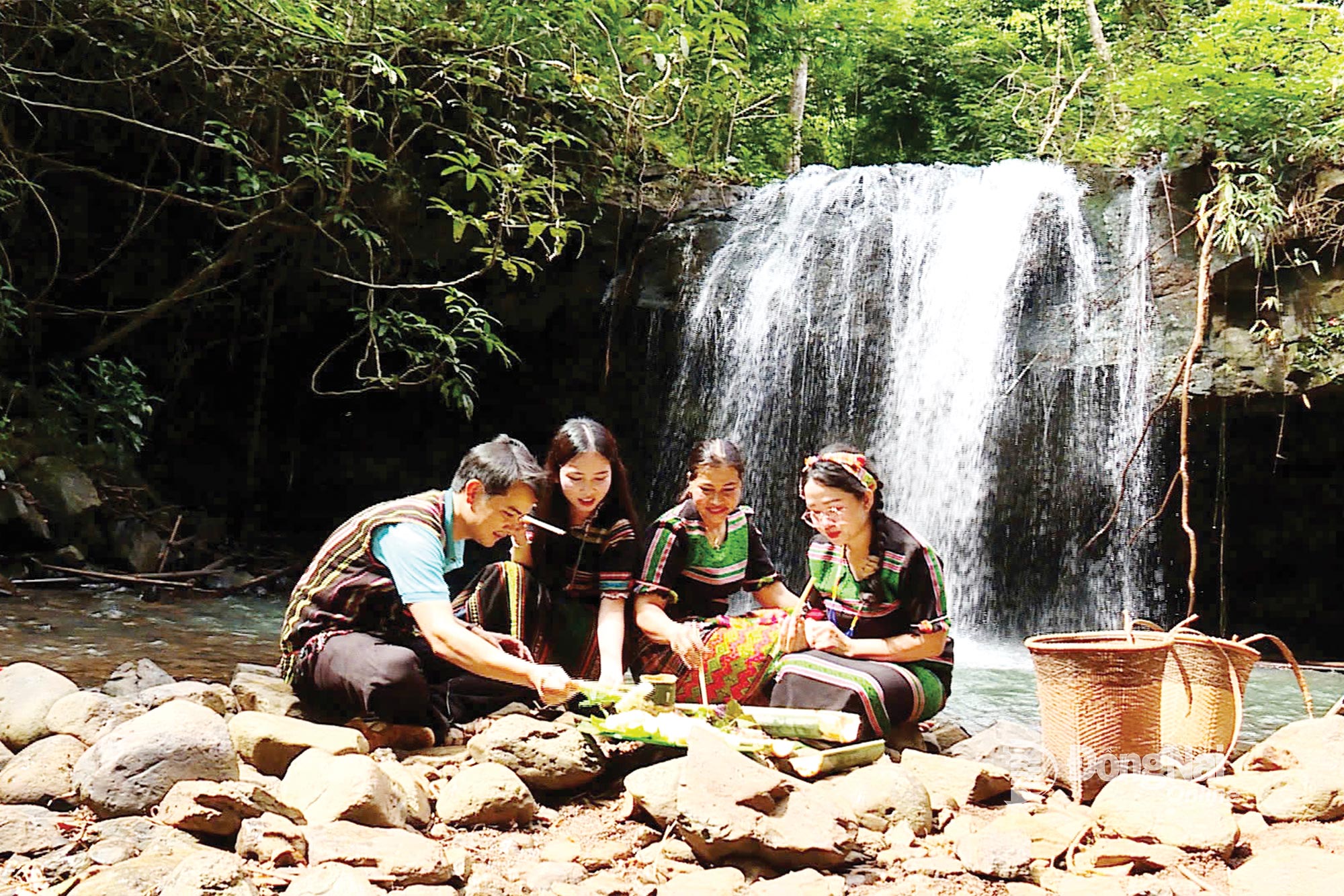 មកដល់ឧទ្យានជាតិ Bu Gia Map ខេត្ត Dong Nai ភ្ញៀវទេសចរណ៍នឹងទទួលបទពិសោធន៍ចម្អិនបាយឬស្សី និងស៊ុបជាមួយជនជាតិ M'nong (ឃុំ Bu Gia Map)។