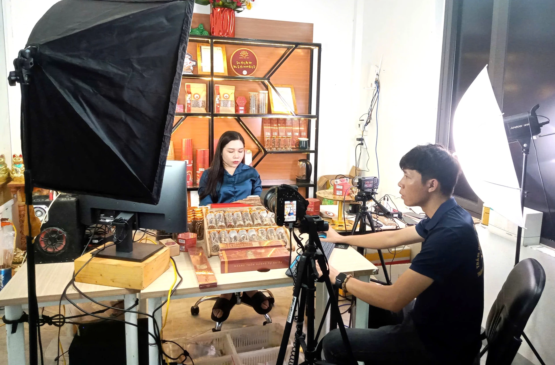 លោកស្រី Trinh Thi Ai បើកវគ្គផ្សាយផ្ទាល់ដើម្បីណែនាំ និងលក់ផលិតផលនៅលើវេទិកាឌីជីថលជាច្រើន - រូបថត៖ T.HOA