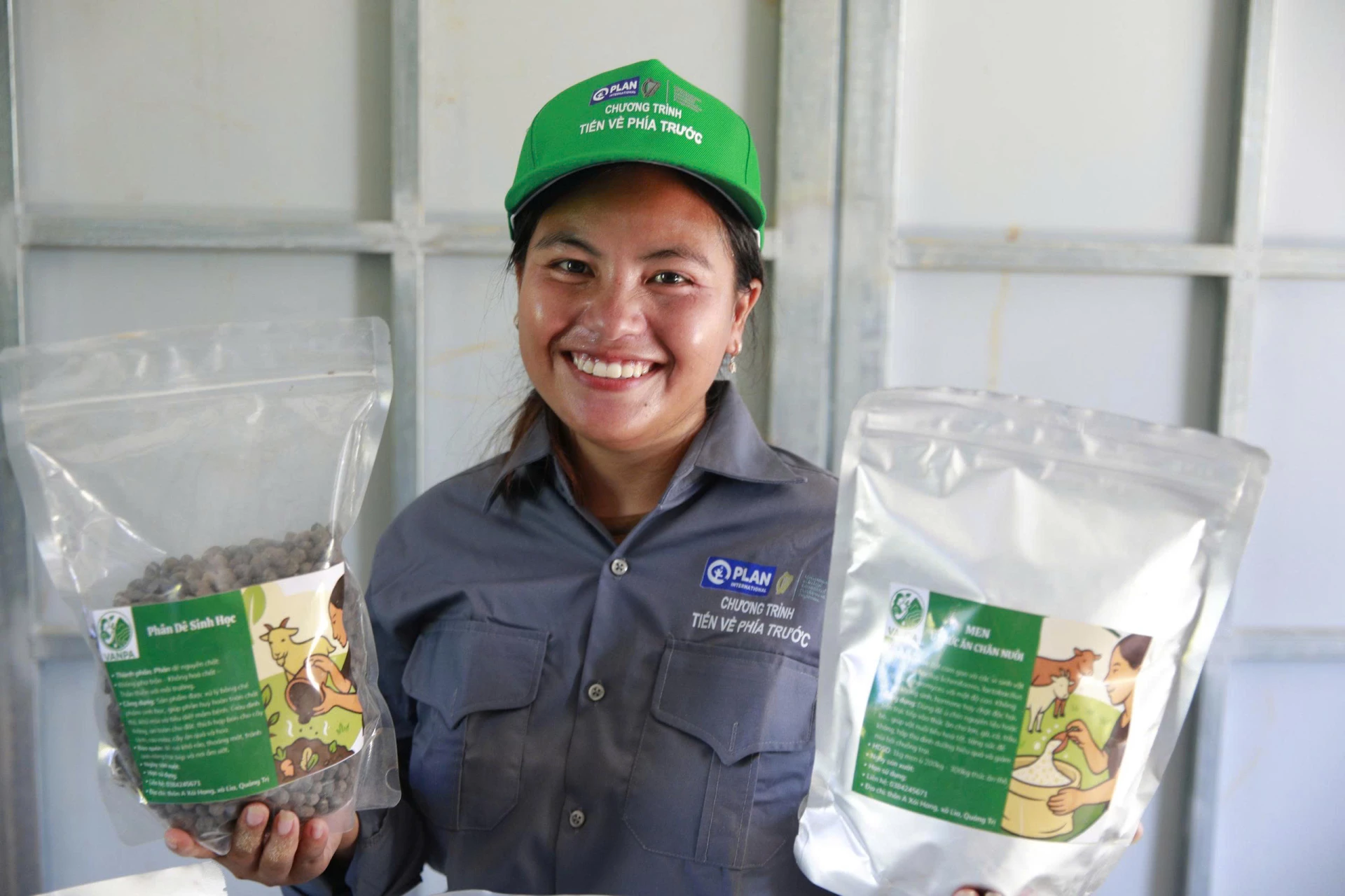 លោកស្រី Ho Thi Dem ជាមួយជីអតិសុខុមប្រាណសរីរាង្គ និងផលិតផល fermentation ចំណីសត្វ នៃក្រុមសហករណ៍ VANPA នៅឃុំ Lia - រូបថត៖ P.T.L