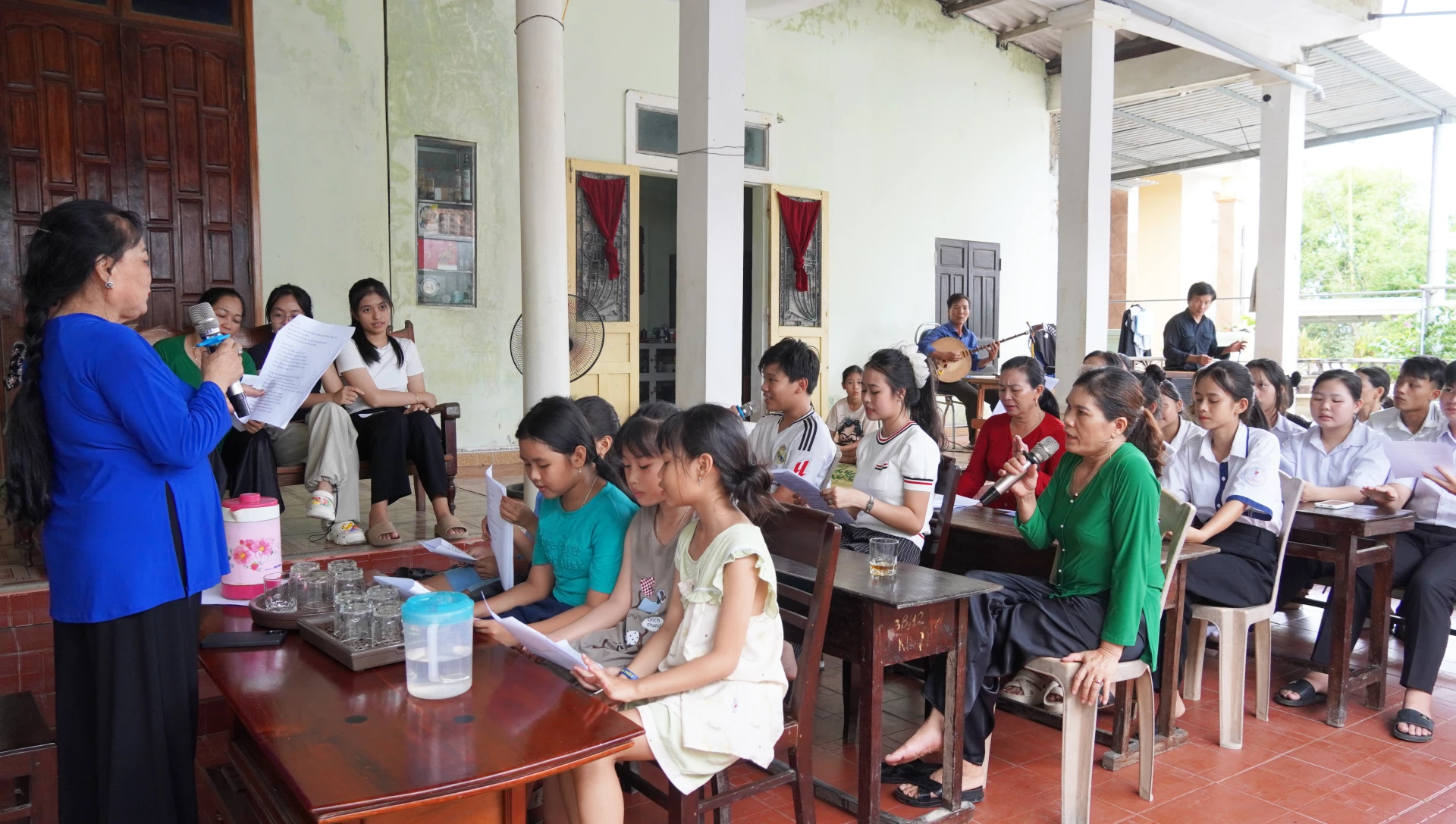 ក្លឹបសិល្បៈចម្រៀងប្រជាប្រិយ ឡឺ ធុយ ណែនាំកុមារឱ្យហាត់សមក្នុងអំឡុងវិស្សមកាលរដូវក្តៅ - រូបភាព៖ M.N