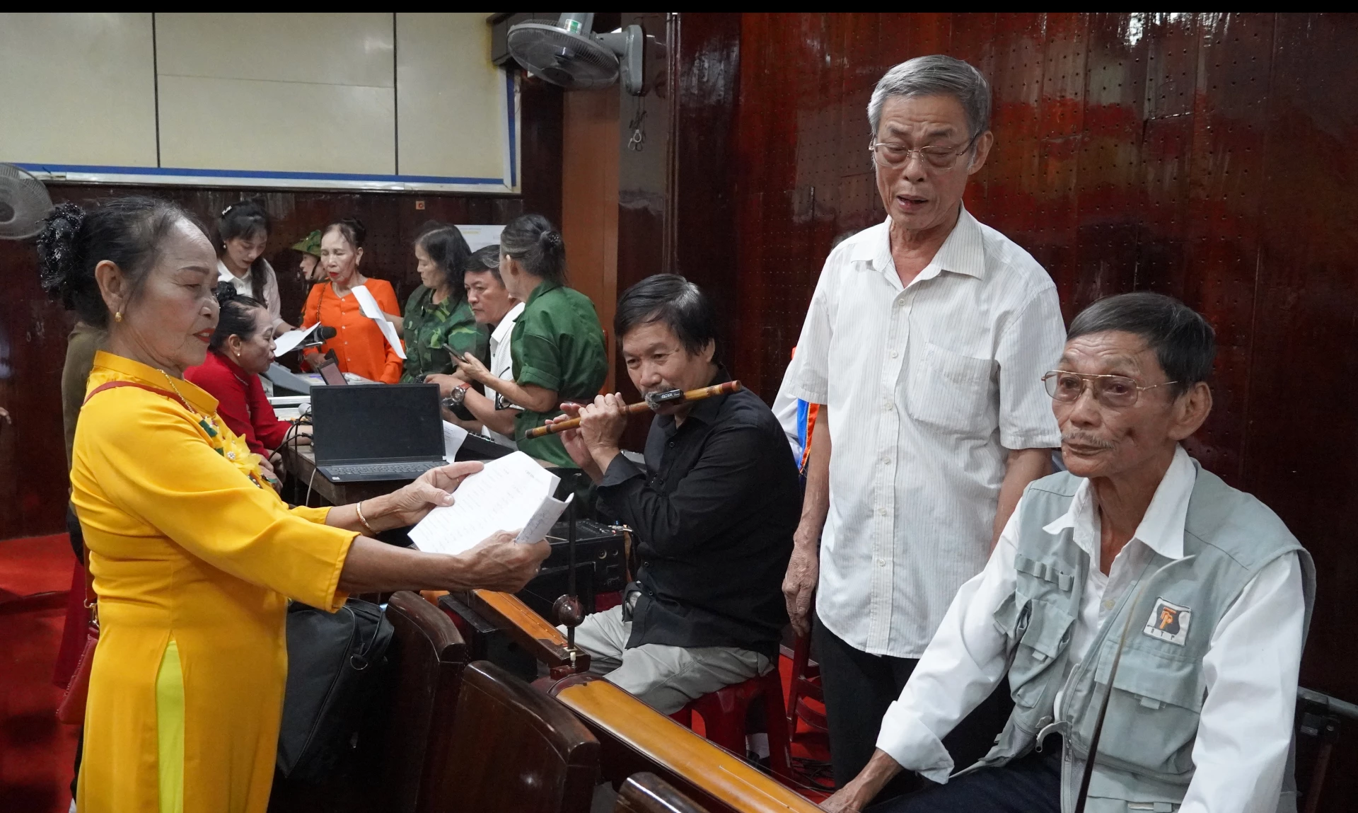 សិល្បករសាទរហាត់ប្រាណត្រៀមចេញសម្ដែងក្នុងកម្មវិធីផ្លាស់ប្តូរក្លឹប - រូបថត៖ M.N