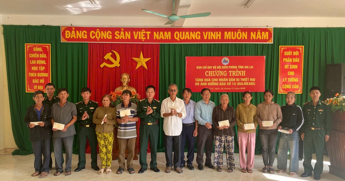 Bộ đội Biên phòng tỉnh trao quà cho các gia đình thiệt hại do bão số 13 tại xã Đề Gi và An Lương