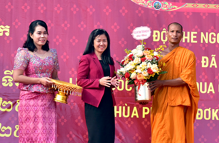 Mừng công đội ghe Ngo nam chùa Chanh Tesophon Prêk On Đơk giành ngôi á quân