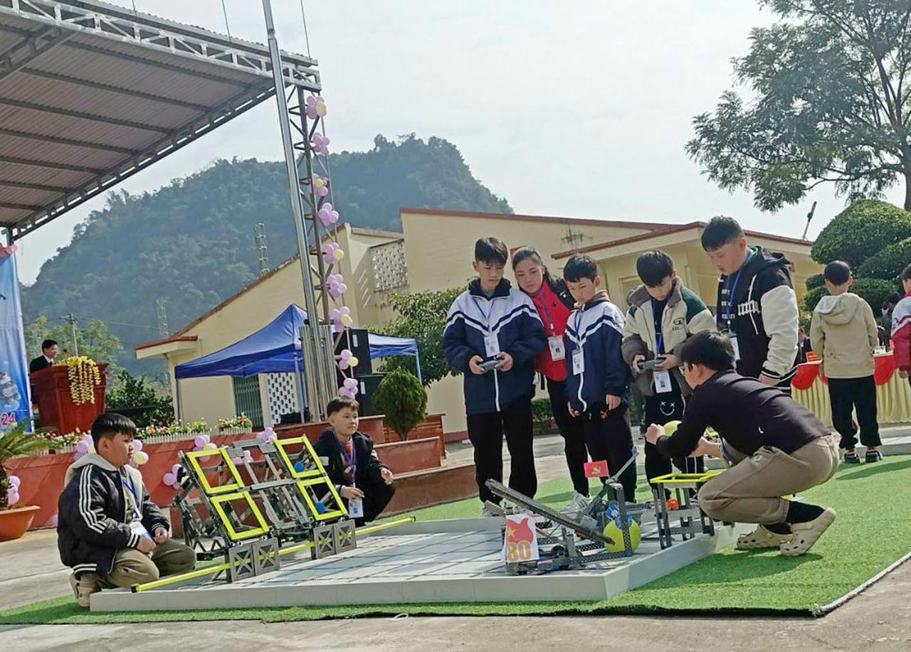 Povestea profesoarei Dam Thi Uyen (Școala Gimnazială Trung Khanh, provincia Cao Bang), care a adus modelul educațional STEM și robotică elevilor din zona de frontieră. (Sursa: Dam Thi Uyen)