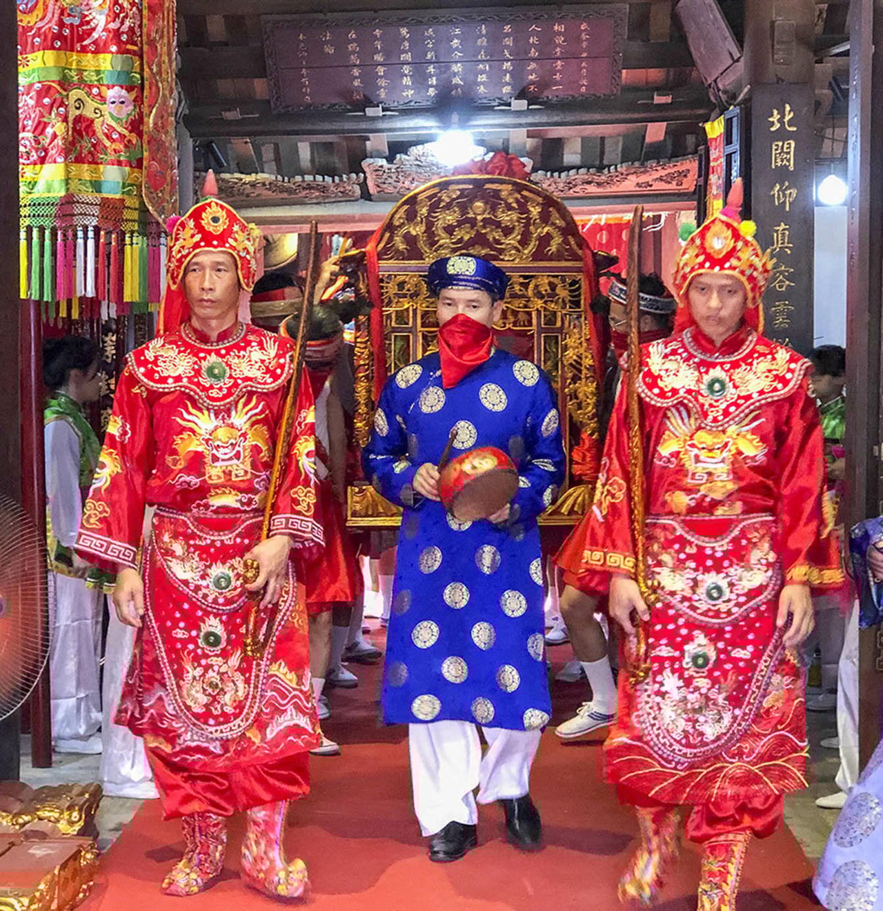 În ziua principală a festivalului, procesiunea cu apă este considerată principala activitate. Procesiunea ține o ceremonie la casa comunală, apoi pleacă de la casa comunală și ia o barcă până în mijlocul râului pentru a obține apă curată.