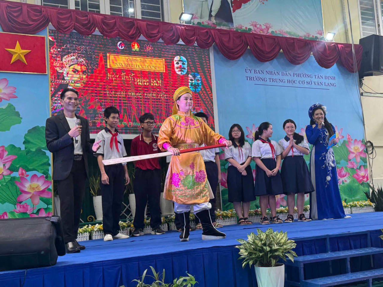 Ho Chi Minh Şehri Opera Tiyatrosu sanatçılarının katılımıyla Van Lang Ortaokulu'ndaki okul sahnesi. (Fotoğraf: Huong Tran)