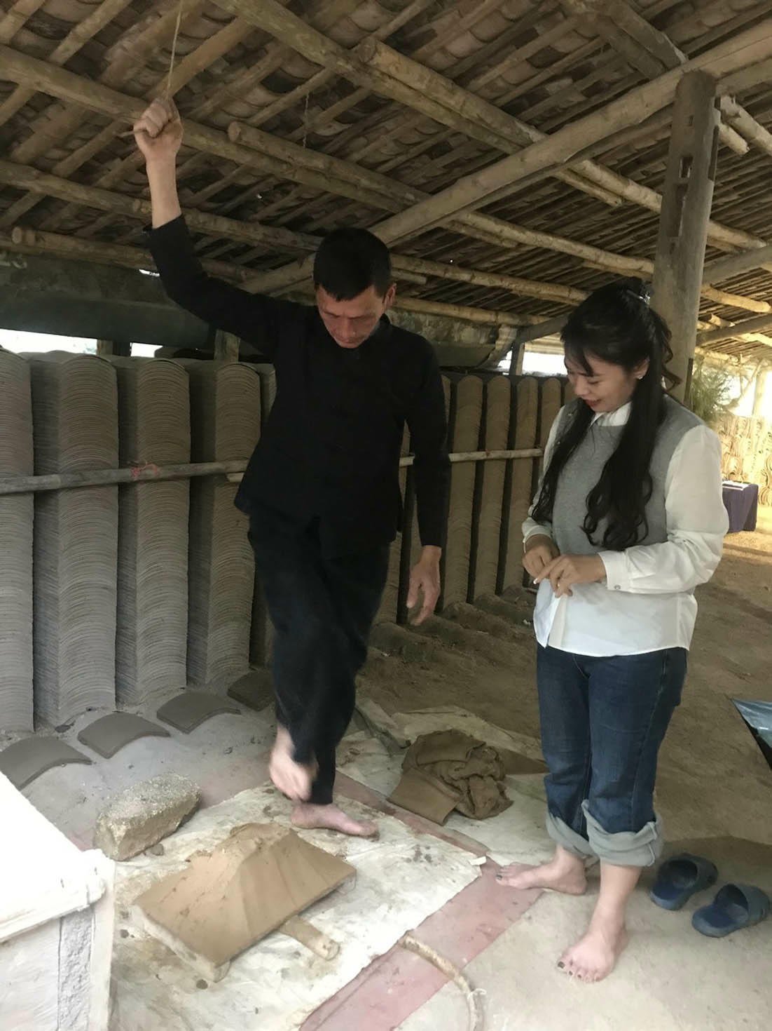 Пан Хоанг Конг Хунг навчає, як тупотіти землею.