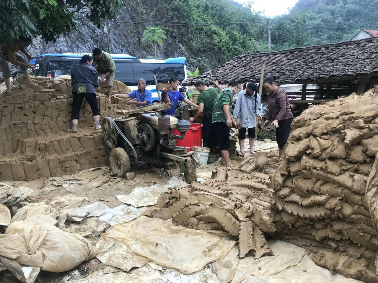 Робітники старанно виконують етапи виготовлення черепиці інь-ян.