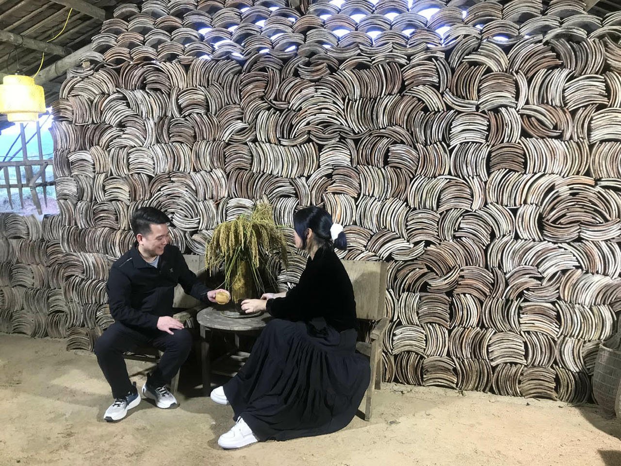 Відвідувачі можуть ознайомитися та реєструватися біля стіни з 4000 плиток інь та ян.