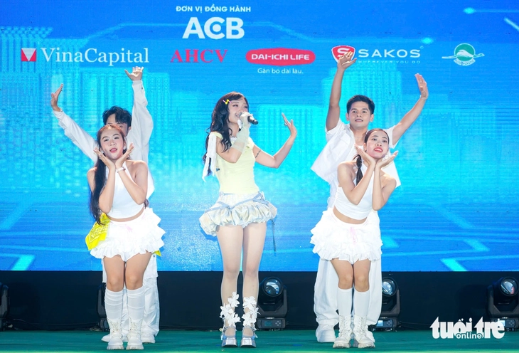 Broder, Em xinh say hej rör upp scenen för Gröna Vietnam 2025 - Foto 1. Việt Nam xanh - Ảnh 1.