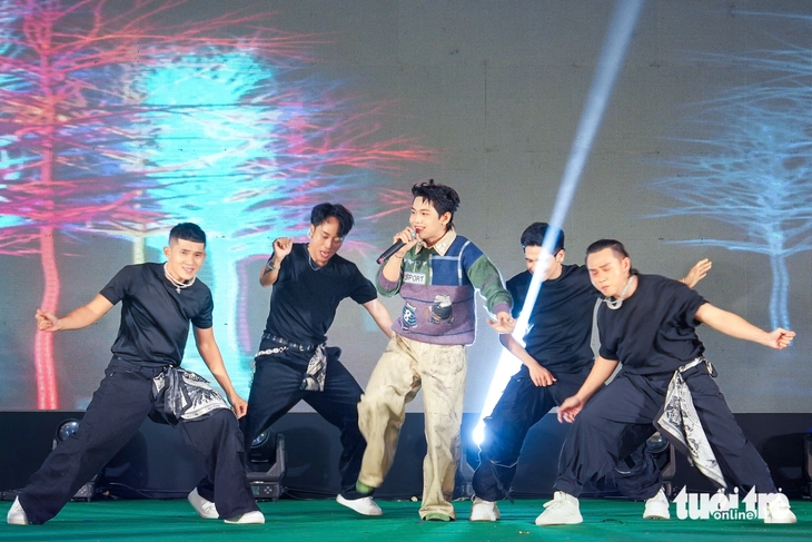 Broder, Em xinh say hej rör upp scenen för Gröna Vietnam 2025 - Foto 3. Khán giả Việt Nam Xanh cổ vũ nhiệt tình khi một anh trai hỏi: Có biết Jaysonlei không? - Ảnh 3.