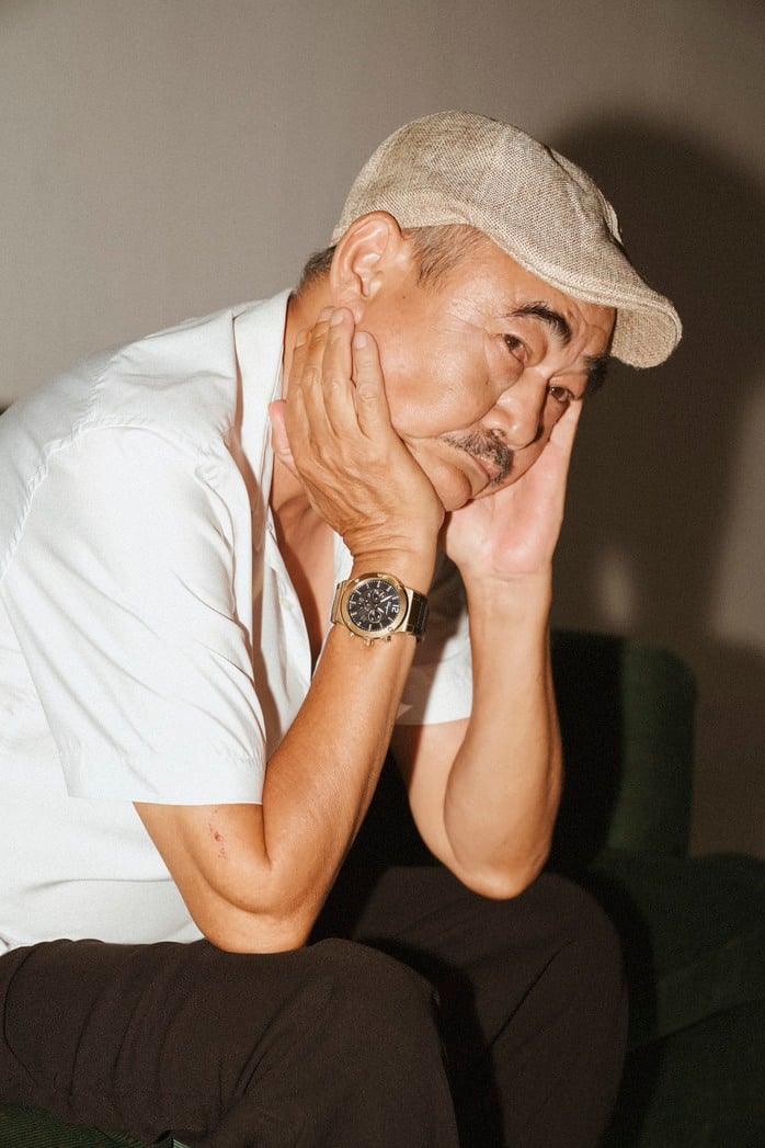 Folkets konstnär Viet Anh tar bilder till filmen NSND Việt Anh chụp hình cho phim