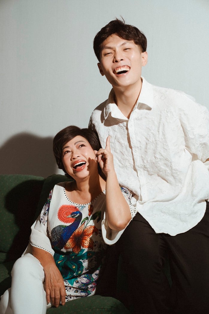 Konstnären Phi Phung och regissören under fotograferingen Nghệ sĩ Phi Phụng và đạo diễn trong buổi chụp hình