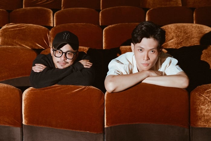 Skådespelaren La Thanh och regissören under fotograferingen Diễn viên La Thành và đạo diễn trong buổi chụp hình