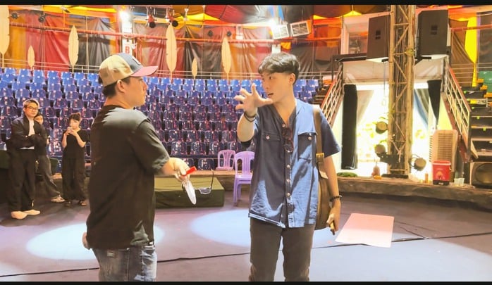 Direktör Hoang Anh Duy undersöker platsen Đạo diễn Hoàng Anh Duy khảo sát địa điểm