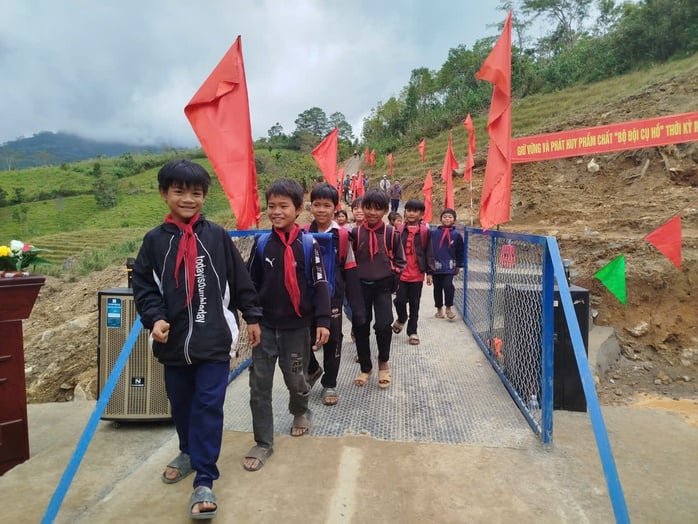 Bygga skolor, bygga gränsfästningar - Foto 1 Dựng trường, xây điểm tựa biên cương - Ảnh 1.