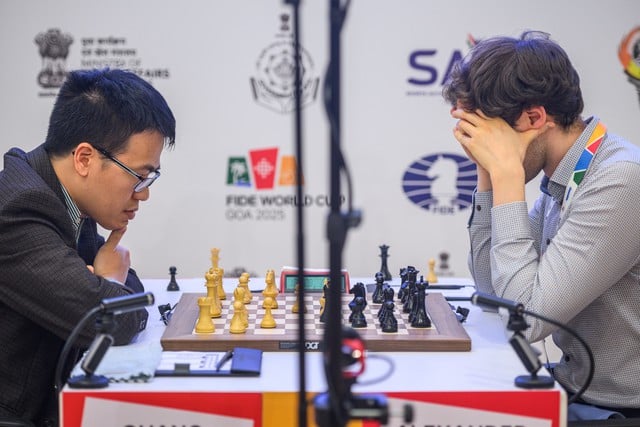 ការរត់គេចដ៏អស្ចារ្យរបស់ Le Quang Liem នៅការប្រកួតកីឡាអុកពិភពលោក - រូបថត ១. Lê Quang Liêm thoát hiểm ngoạn mục ở World Cup cờ vua- Ảnh 1.