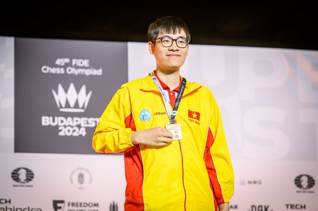 Le Tuan Minh vann utmärkt två guldmedaljer i schack vid Asian Mind Sports Games - Foto 1. Lê Tuấn Minh xuất sắc lập cú đúp HCV cờ vua Đại hội thể thao trí tuệ châu Á- Ảnh 1.