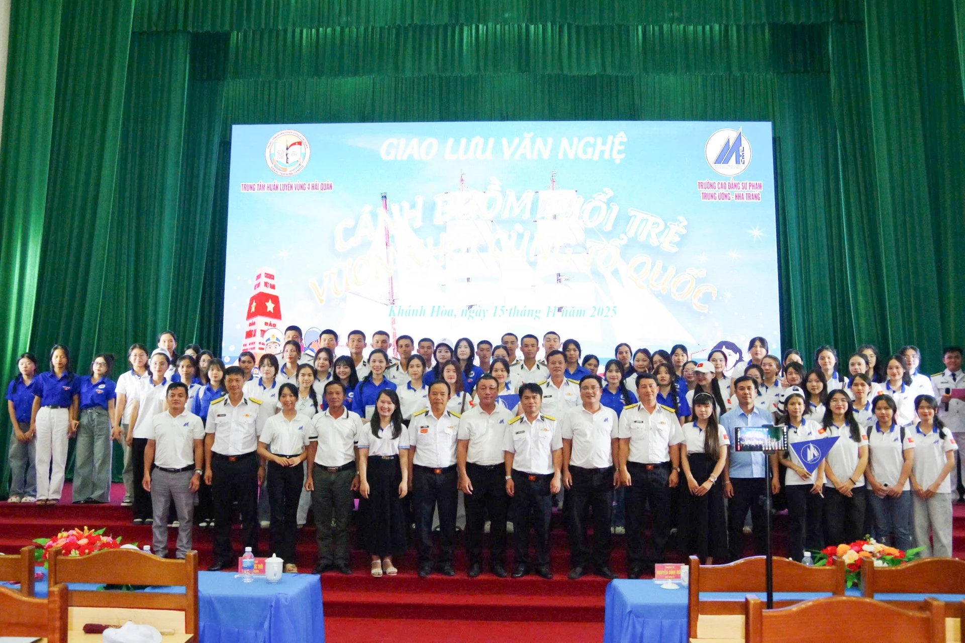 Los oficiales y soldados del Centro de Entrenamiento se tomaron fotos de recuerdo con miembros del sindicato y jóvenes.