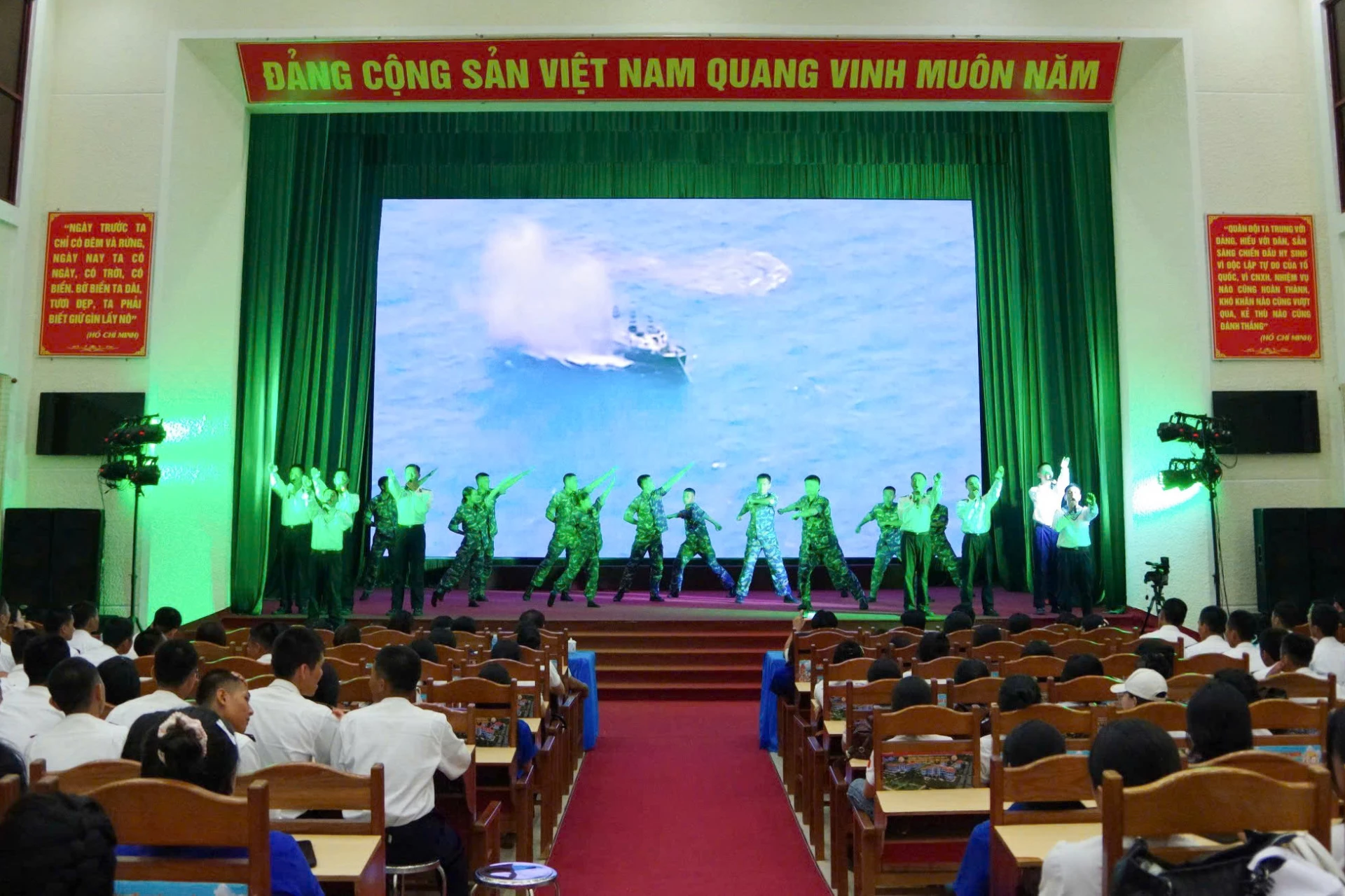 Actuación de artes escénicas para participar en el intercambio.