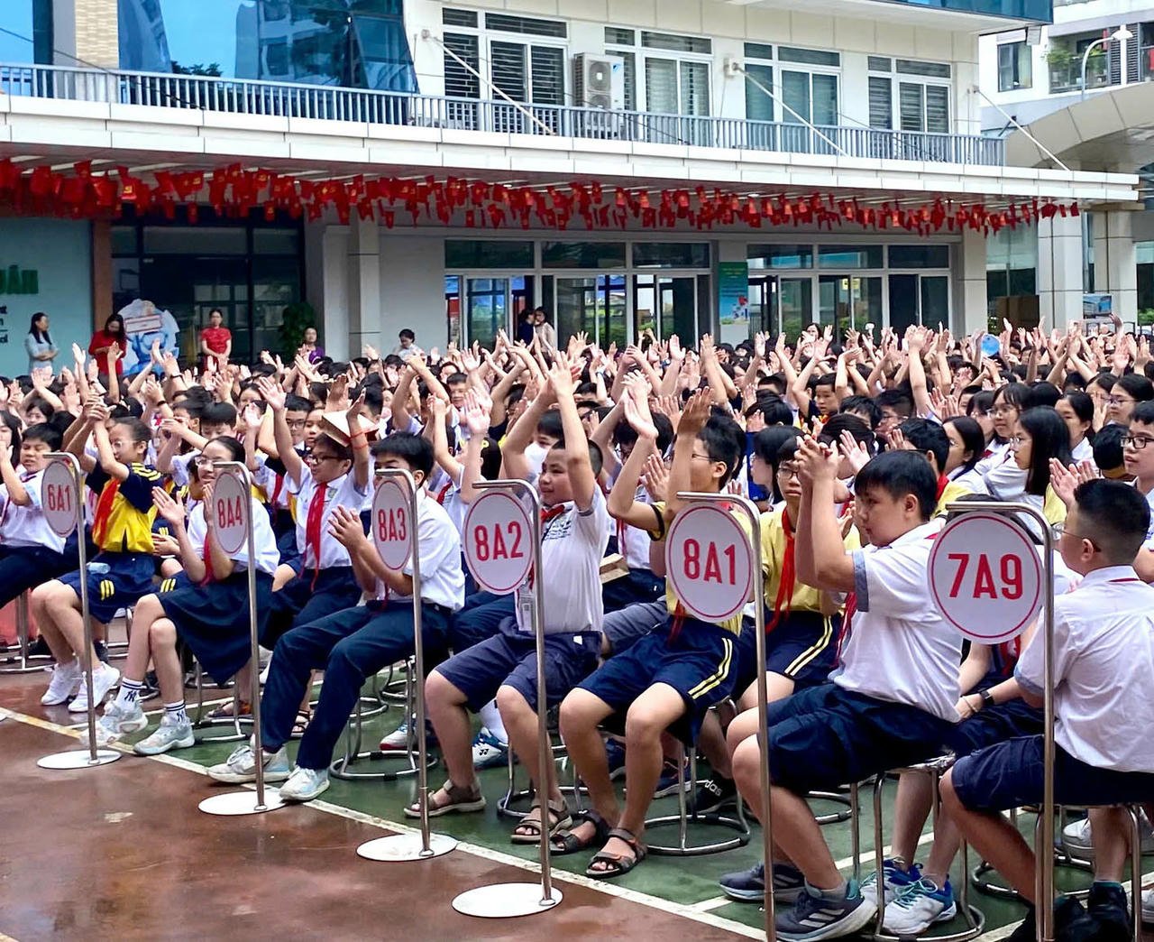 The first meeting of the week of Thanh Xuan Secondary School was meaningful with activities to improve knowledge of using the Internet for students.