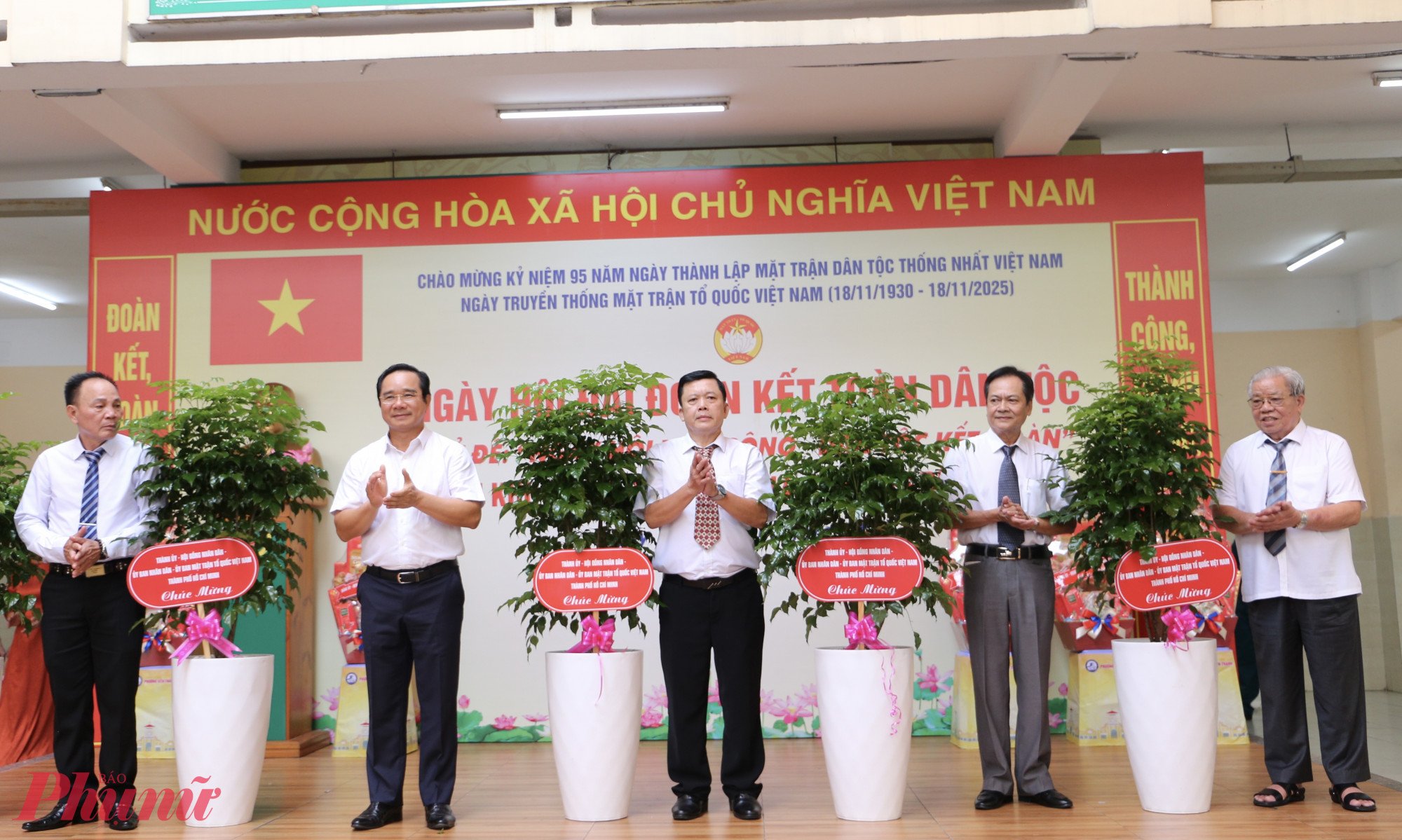 Tại chương trình, lãnh đạo thành phố đã trao tặng cây xanh hạnh phúc cho các khu phố nhằm khích lệ cộng đồng giữ gìn môi trường xanh, sạch, đẹp và hưởng ứng phong trào “Thành phố muôn sắc hoa, Bến Thành muôn sắc hoa” - Ảnh: Thanh Tâm