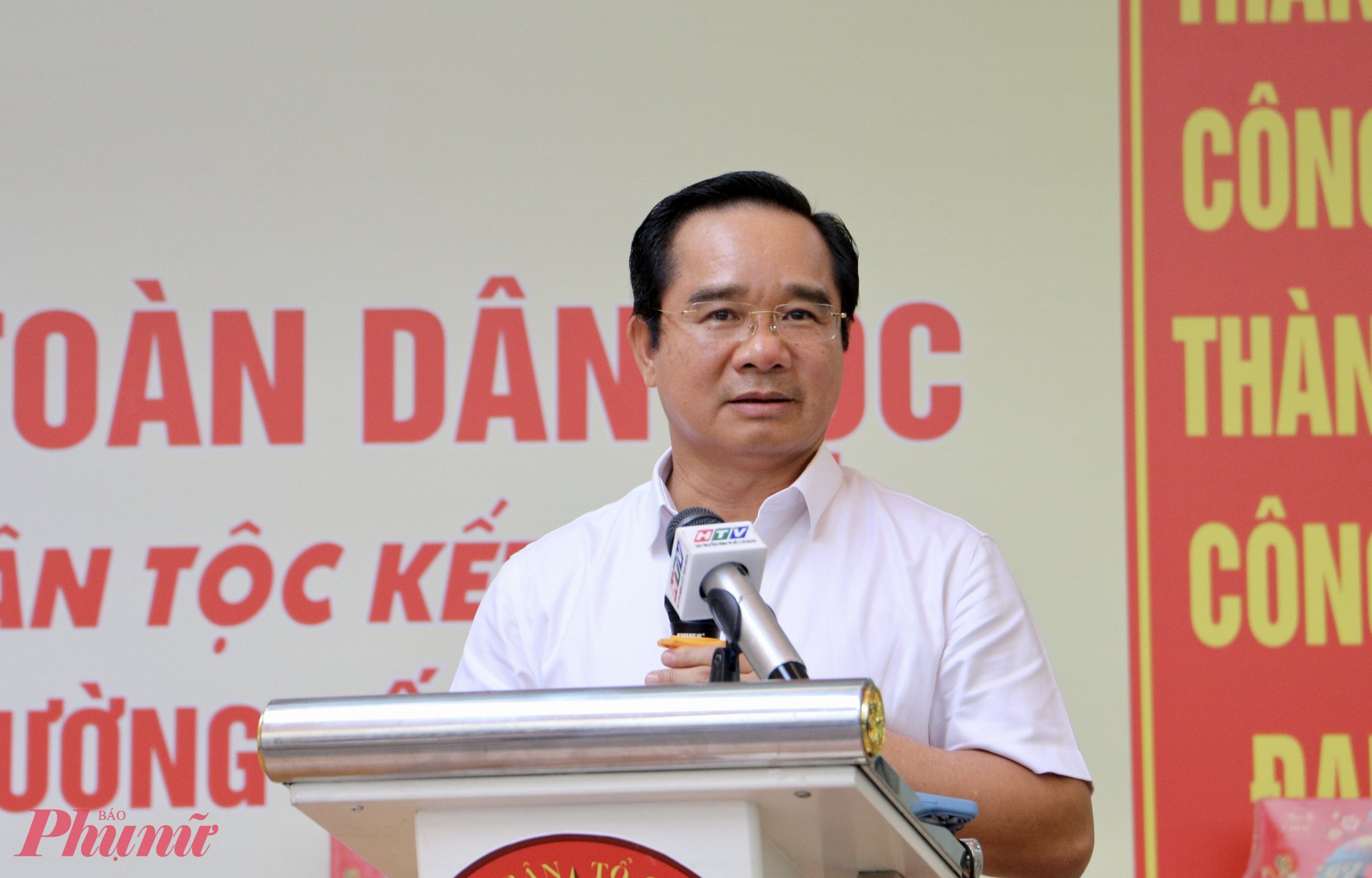 Chủ tịch UBND TPHCM Nguyễn Văn Được trả lời những kiến nghị của người dân tại phường Bến Thành - Ảnh: Thanh Tâm