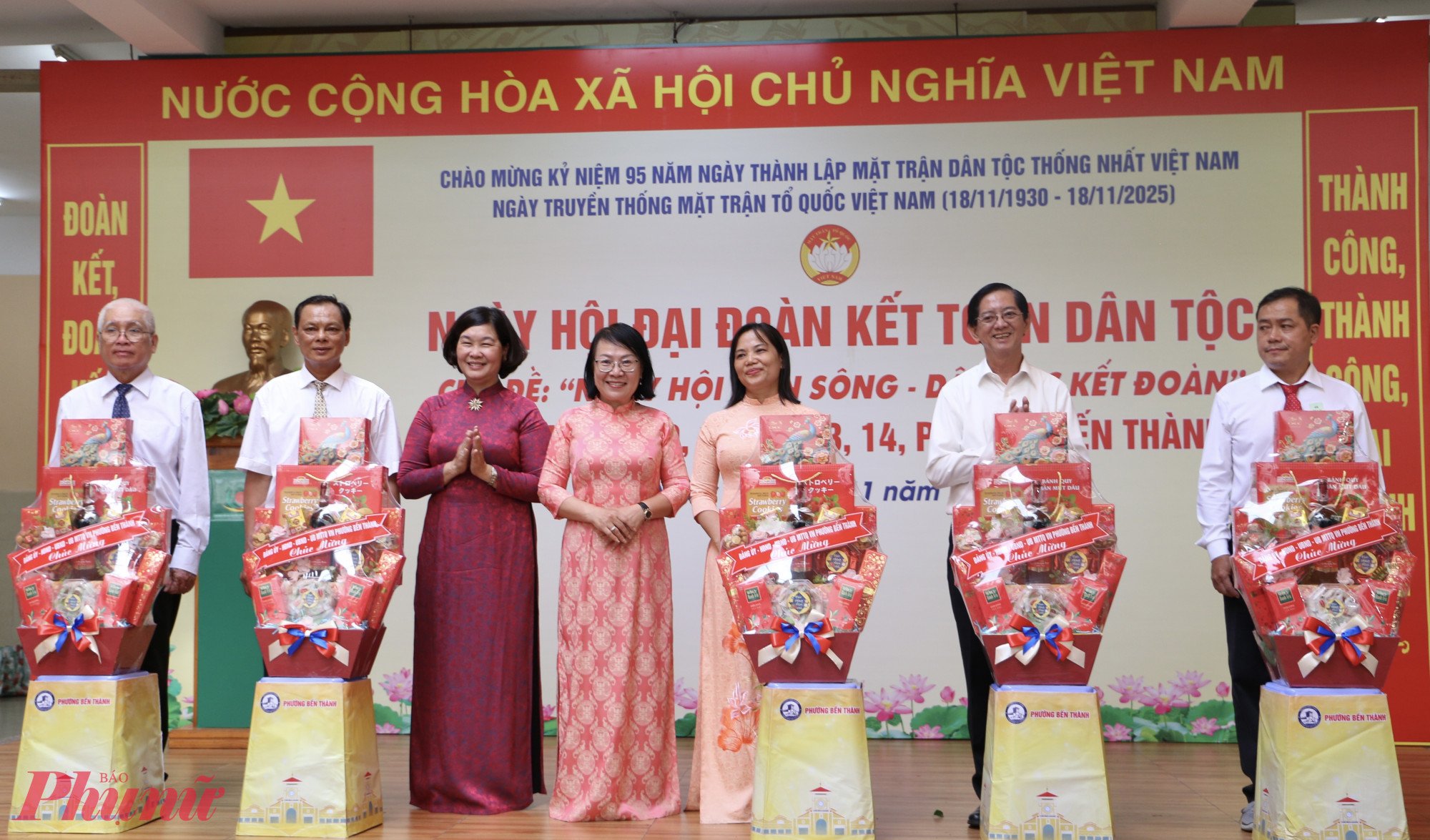 Bà Hoàng Thị Tố Nga - Bí thư Đảng ủy, Chủ tịch HĐND phường Bến Thành trao quà Đại đoàn kết cho người dân có hoàn cảnh khó khăn - Ảnh: Thanh Tâm