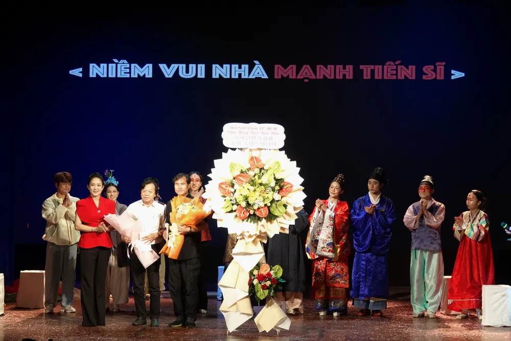 รองอธิบดีกรมวัฒนธรรมและกีฬานครโฮจิมินห์มอบดอกไม้แสดงความยินดีกับสองหน่วยงาน ได้แก่ สมาคมละครนครโฮจิมินห์ และกลุ่มศิลปินละครปูซาน ประเทศเกาหลีใต้ ที่ประสบความสำเร็จในการจัดการแสดงละครเรื่อง