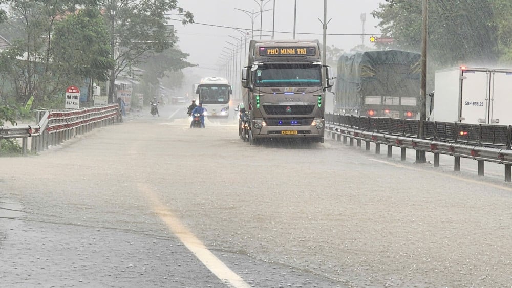 Vremea de astăzi, 16 noiembrie: Ploi foarte abundente în regiunea Centrală, frig în Nord