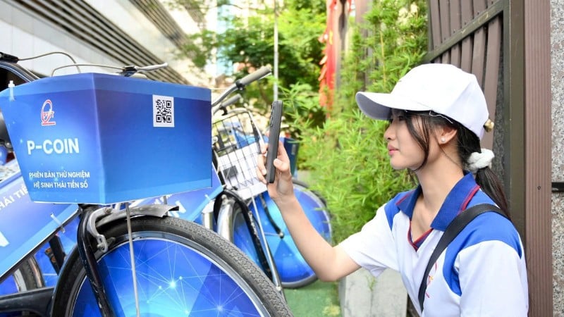 P-Coin grönt kreditsystem, ett internt digitalt kreditsystem för aktiviteter som att cykla, plocka upp sopor, plantera träd eller donera blod frivilligt... (Foto: MINH VAN)