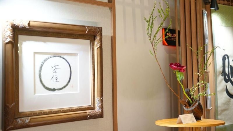 Không gian Triển lãm “Living Heritage – Di sản cho tương lai” mang đến trải nghiệm nghệ thuật đa giác quan, kết hợp thư pháp, trưng bày đa phương tiện và các tác phẩm sắp đặt đầy chiều sâu.