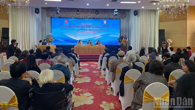 В семинаре приняли участие представители многих поколений писателей и поэтов.