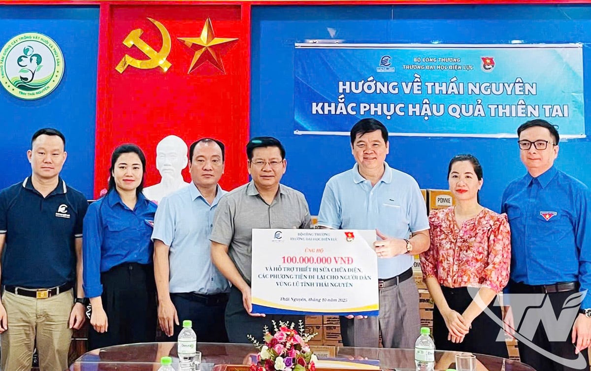 សមមិត្ត Phan Thanh Ha អនុប្រធានគណៈកម្មាធិការរណសិរ្សមាតុភូមិខេត្ត ប្រធានសមាគមកសិករខេត្ត បានទទួលជំនួយហិរញ្ញវត្ថុពីសកលវិទ្យាល័យអគ្គិសនីជួយប្រជាជនខេត្ត Thai Nguyen ជំនះផលវិបាកដោយទឹកជំនន់។