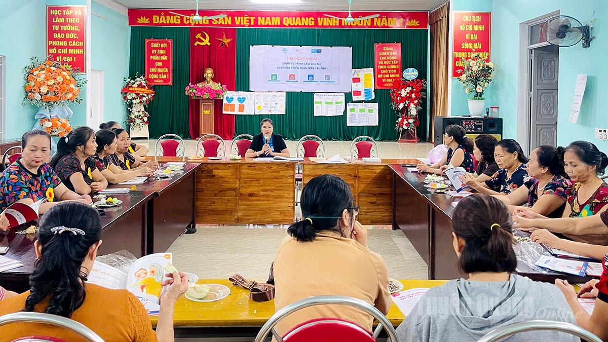 Ett gruppmöte för Kvinnoföreningens avdelning 6, Nong Tien-distriktet.