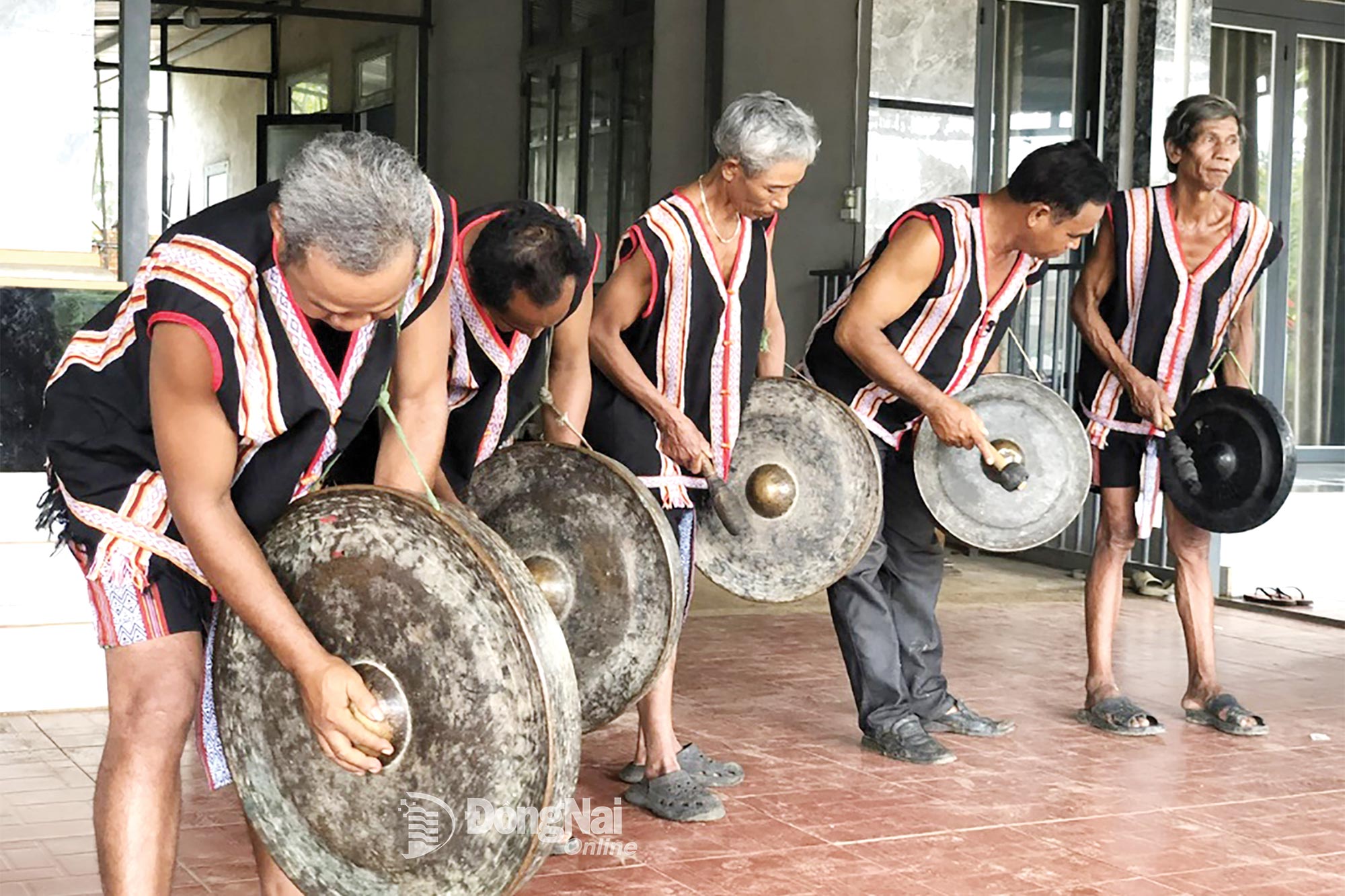 اعضای تیم گنگ روستای شماره ۲ با شور و شوق قطعات سنتی گنگ را تمرین میکنند و برای فصل جشنواره آماده میشوند - جایی که صداها در قلب سرزمین مادری لونگ ها طنینانداز میشوند.