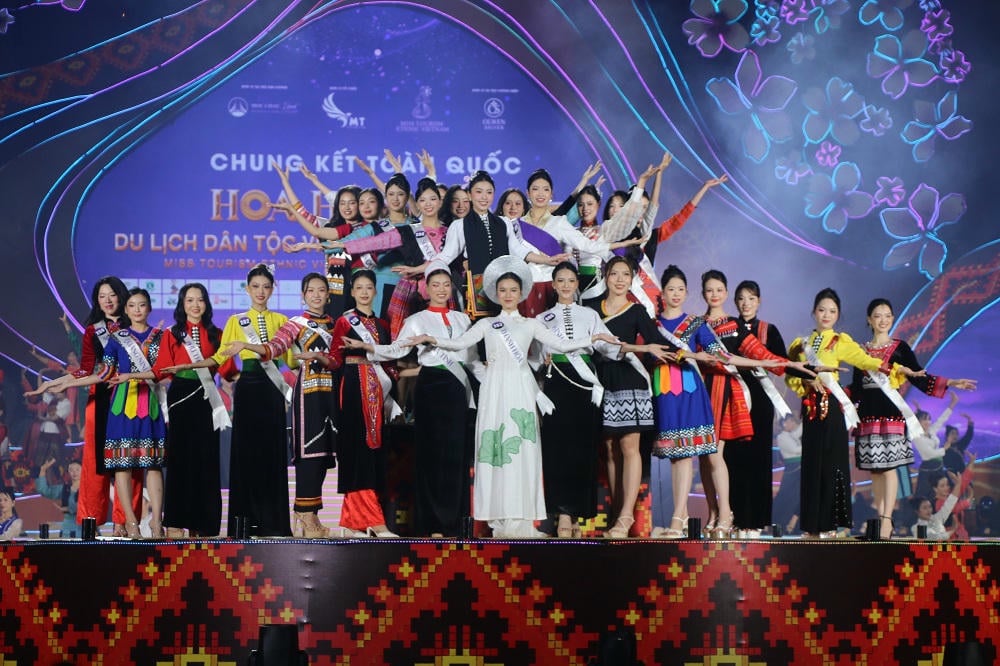 Deltakerne dukket opp på scenen i nasjonaldrakter.